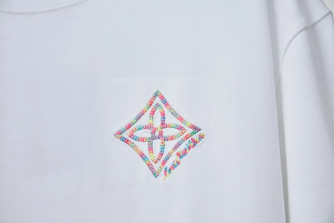 🅿️180 1V 25SS new style in early spring. Short sleeves with embroidered colorful hollow LV letters. Light luxury. Essential item for daily commuting for men and women. Correct version. Welcome to compare. Detailed features · 320g 100% pure cotton double yarn jersey fabric · Special thickened 32 pieces of double-strand 1X1 thread in the same vat custom dyeing · Imported Tajima machine embroidery with colorful hollow embroidered LV letters · Double needle stitching and cross-stitching technology · Original main mark, washed tag, brand moisture-proof paper packaging Color: black/white Size: S/M/L/XL